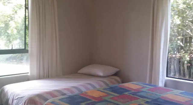 Acacia Views - Acacia Bay Holiday Home, Rezerwuj Hotel Hotele w Auckland Region z parkingiem, Parking