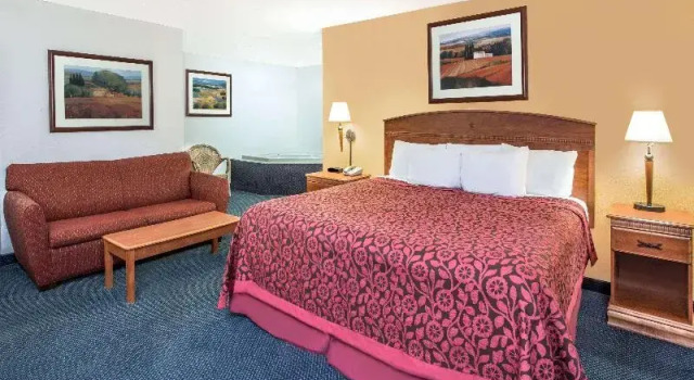 Номер Standard Days Inn by Wyndham Kingdom City