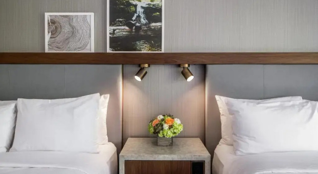 Четырёхместный номер Premier с балконом The Domain Hotel