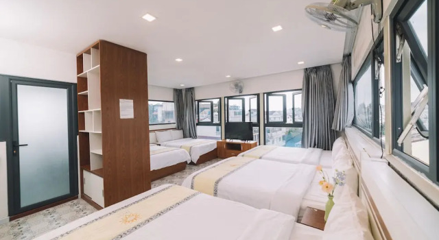 Кровать в общем номере Hạ Na Hotel Đà Lạt