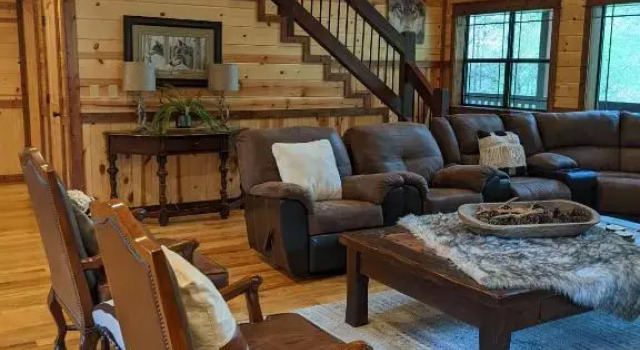 Stone Mountain Lodge 5000sqft 6 Bed Game Room Pool Table Hot Tub, Book Feriehus Villaer i Hochatown, Villa