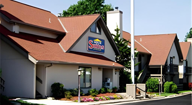 MainStay Suites Springfield South - Battlefield Rd, Забронировать Отель Спрингфилд Озакр, рядом с Springfield National Cemetery