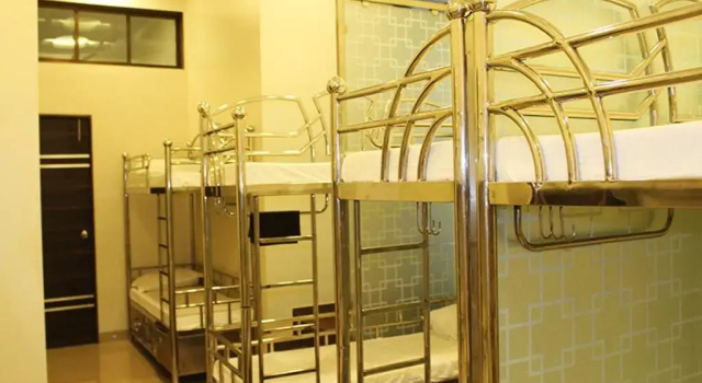 Кровать в общем номере (мужской номер) Hotel New Elite Inn - Near MIDC Turbhe Navi Mumbai