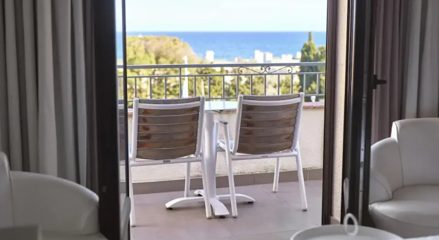 Номер Comfort c 1 комнатой с балконом и с частичным видом на море Van der Valk Hotel Le Catalogne Saint Aygulf