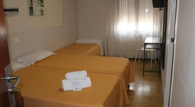 Трёхместный номер Standard Hostal Fabrellas