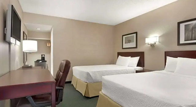 Четырёхместный номер Standard с видом на внутренний двор Days Inn by Wyndham Lethbridge