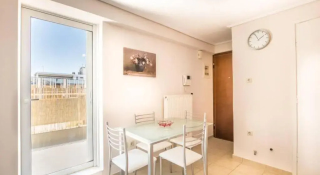 Penthouse with big terrace 2 mins from the metro, Забронировать Отель Неос-Космос Афины, рядом с Холм Филопаппос