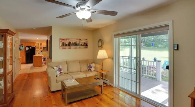 Pittsfield Home w/ Deck - 12 Mi to Jiminy Peak!, Varaa Hotelli Pittsfield Jiminy Peak