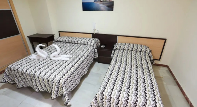 Трёхместный номер Standard Hostal la Campana