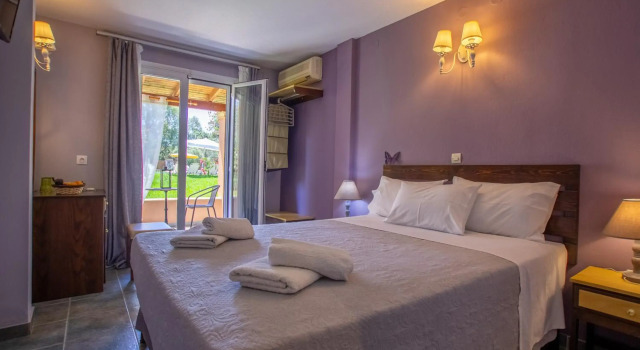 Tellis Holiday Rooms, Забронировать Отель «постель и завтрак» Отели периферии Ионических островов с парковкой, Парковка