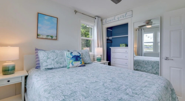 Коттедж Cozy Narragansett Cottage w/ Dock & Outdoor Shower