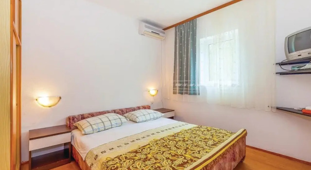 Awesome Home in Jablanac With Wifi and 6 Bedrooms, Rezerwuj Hotel  