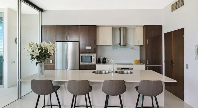 Люкс Deluxe с 3 комнатами с балконом и с видом на море Element on Coolum Beachfront Sunshine Coast