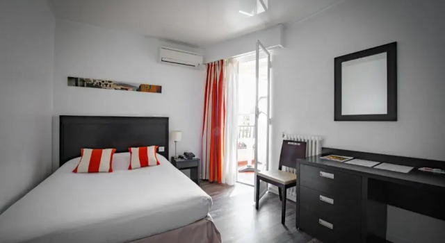 Одноместный номер Standard с балконом Hôtel Comté de Nice