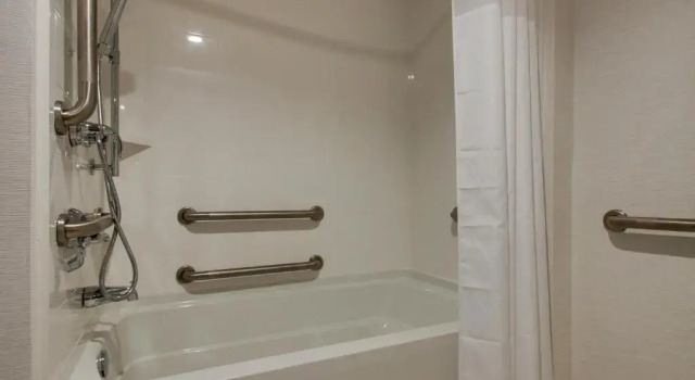 Четырёхместный люкс Hampton Inn-Pawtucket, RI