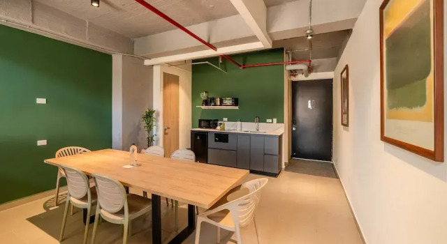 W Contemporary Loft w AC in Trendy Laureles, Забронировать Апартаменты/квартира Отели Медельин с парковкой, рядом с Парк Белен, Парковка
