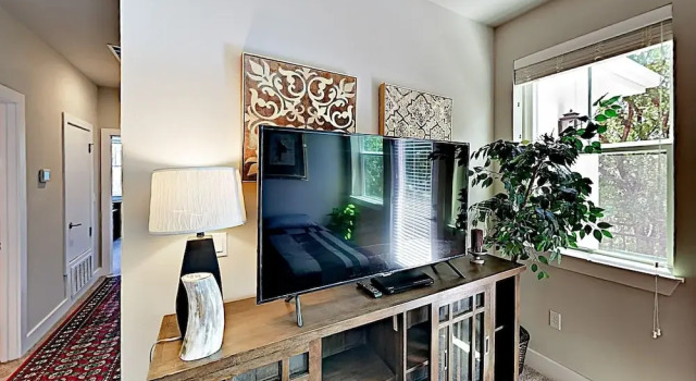 New Listing! Spacious & Lavish Getaway - Downtown! 3 Bedroom Home, Забронировать Отель Отели Остина 4 звезды, рядом с The Stark Center for Physical Culture and Sports, 4*