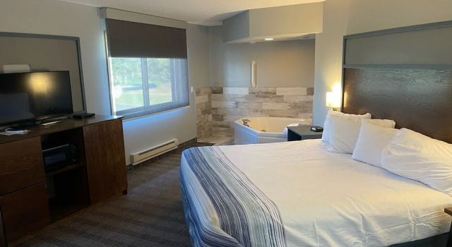 Номер Deluxe AmericInn by Wyndham Ladysmith