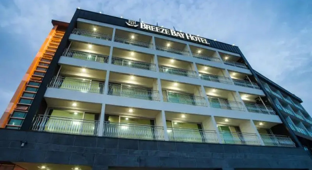 Кровать в общем номере Breeze Bay Hotel