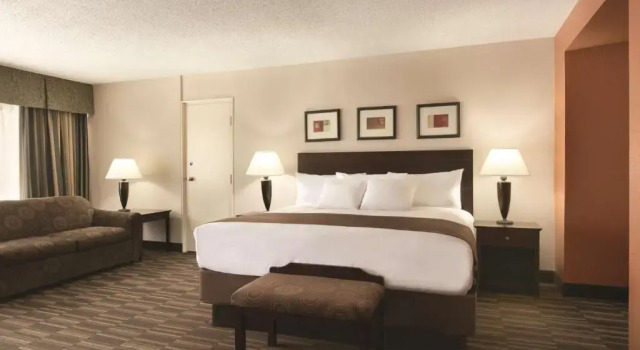 Люкс Radisson Hotel Louisville North