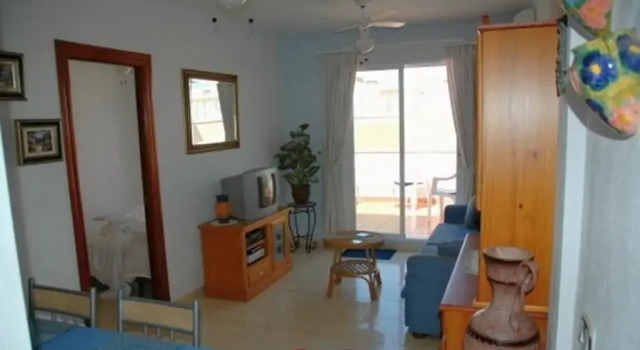 One-bedroom flat 200m from the beach
