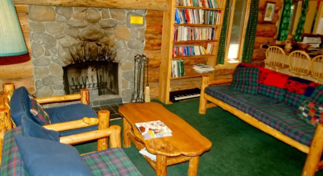 Snowline Cabin 47 - A Rustic Vacation Home With Modern Charm a hot tub and Wifi, Buchen Sie Ferienhaus Villen in Glacier, Villa