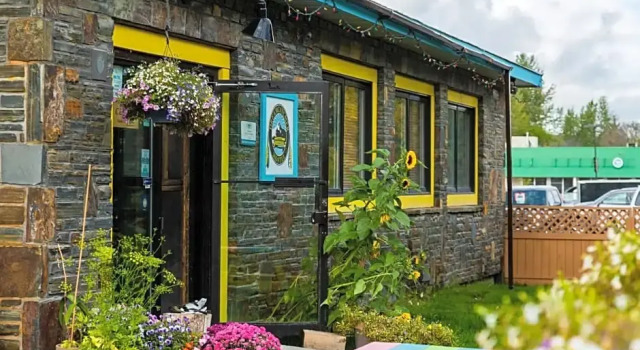 Dreamcatcher Hostel, Buchen Sie Hostel Golden British Columbia