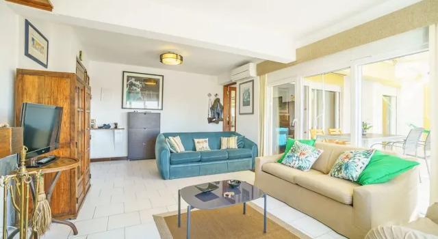 Seafront Condo & Big Terrace