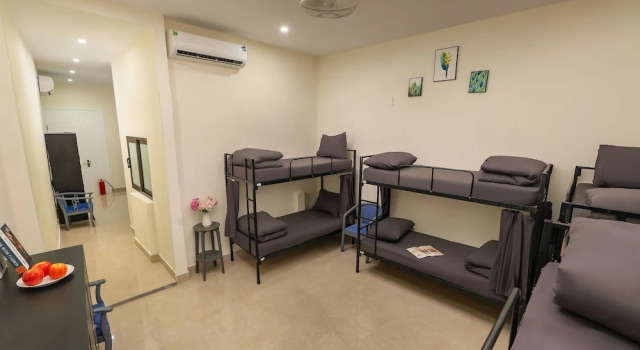 Кровать в общем номере Queen Cafe Hotel