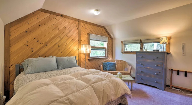 Коттедж Boothbay Harbor Cabin w/ Spacious Deck & Yard!