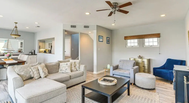 Walk to Beach: Home w/ 2 Decks in Galveston!, Забронировать Дом для отпуска Галвестон Texas Gulf Coast, рядом с Hershey Beach