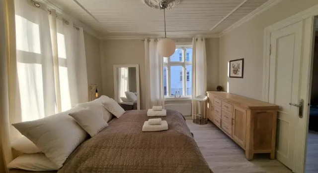 Апартаменты с 2 комнатами Modern and Central 2 BR w/King Beds + Free Parking