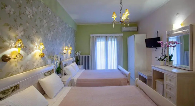 Четырёхместный номер Standard с балконом Hotel Maistrali