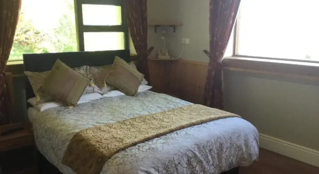Двухместный номер Standard с балконом и с видом на озеро Kylemore Pass Hotel