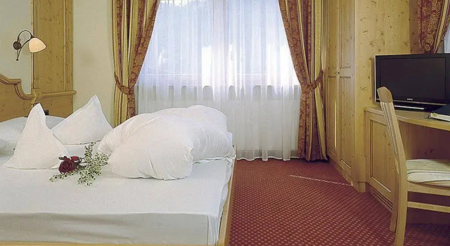 Hotel Fanes, Забронировать Отель Отели Сельва-ди-Валь-Гардена с бассейном, рядом с Горнолыжный курорт Валь-Гардена, Бассейн