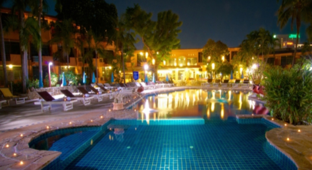 Кровать в общем номере Peace Resort Pattaya