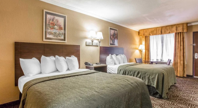 Четырёхместный номер Standard с балконом Quality Inn & Suites Ft. Jackson Maingate