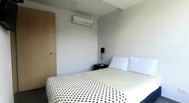 Cold AC fast Wi-Fi great location