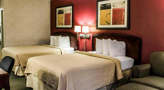 Четырёхместный номер Standard Quality Inn Roanoke Rapids