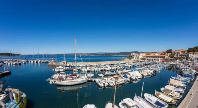 Bel appartement sur le port du Brusc avec sa place de parking privative., Забронировать Апартаменты/квартира Сис-Фур-Ле-Плаж Var coast