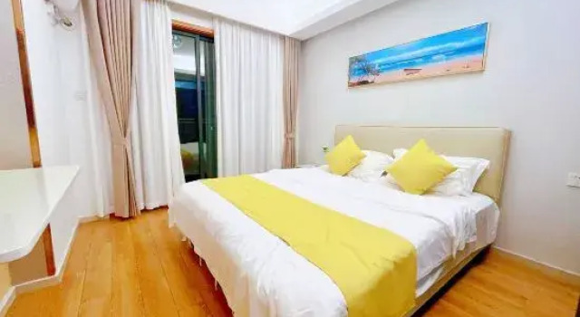 Люкс c 1 комнатой с балконом и с видом на сад Tianxiaxi Seaview Hotel Apartment (Beihai Yintan)