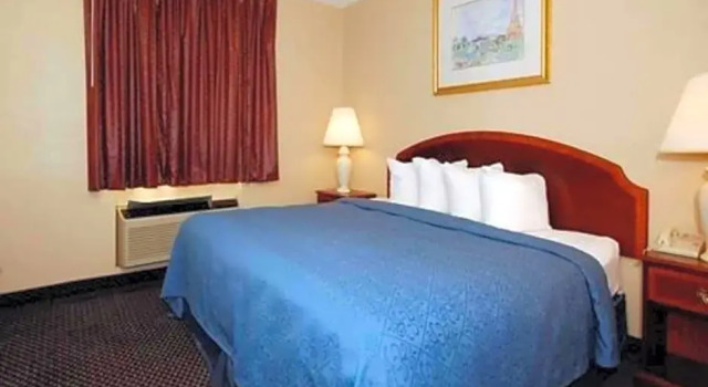 Номер Business Econo Lodge Inn & Suites Waterloo Downtown