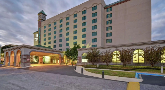 Двухместный люкс Pure Wellness с 2 комнатами Embassy Suites Montgomery - Hotel & Conference Center