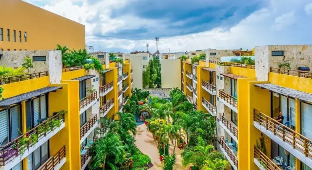 Lunada 314 Modern Playa del Carmen Condo with Tropical Garden View by RedAwning, Rezerwuj Apartament Playa del Carmen Quintana Roo