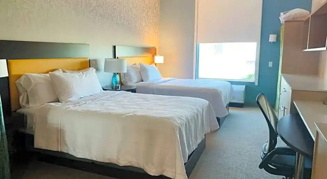Четырёхместный люкс c 1 комнатой Home2 Suites By Hilton Edinburg