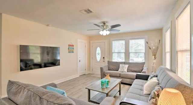 Bright Galveston Bungalow: 1/2 Mi to Pleasure Pier, Забронировать Отель Отели Галвестон с парковкой, рядом с Betty Head Oleander Garden Park, Парковка