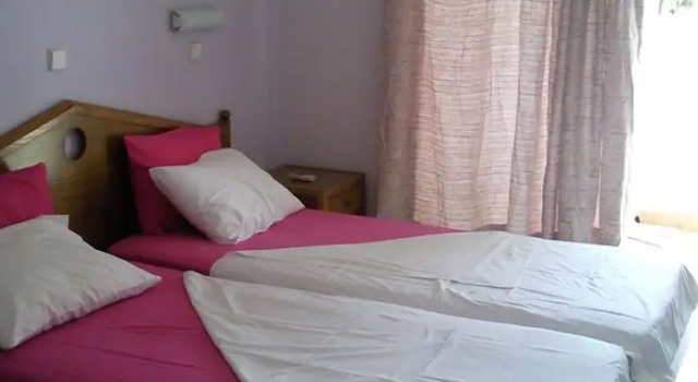 Room in Studio - Rustic and Spacious Studio by the Beach