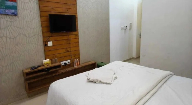 Hotel VD Rooms Althan, Rezerwuj Hotel Hotele w Surat z parkingiem, Parking