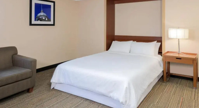 Номер Standard Kingston Marriott Hotel