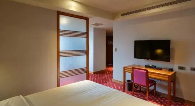 Люкс Deluxe Rich & Free Hotel - Fuzhong 富逸旅趣-板橋府中館